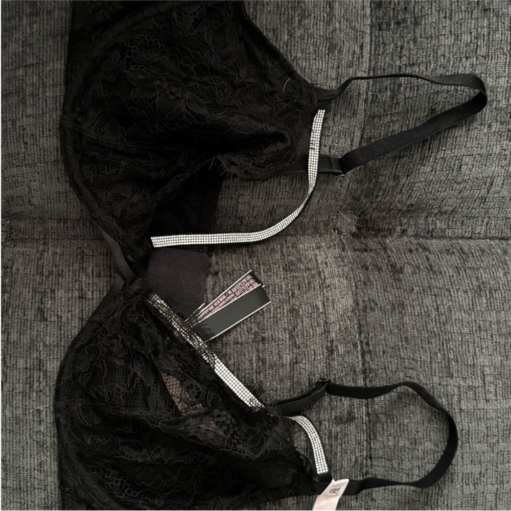 Elegant Black Lace Bra Victoria’s Secret 38c brand new with tags 💗